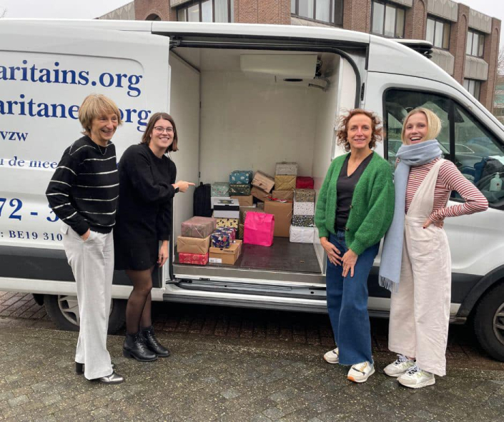 Operation Shoe-Box in businesses, schools and everywhere in Belgium :: Because everybody deserves a Christmas present