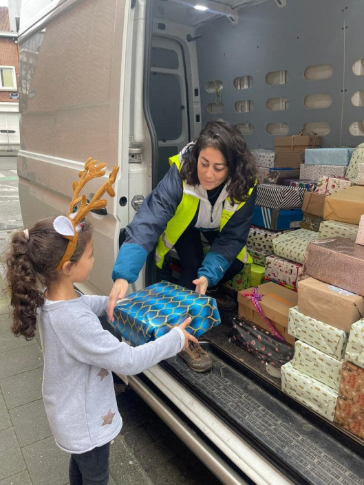 Operation Shoe-Box in businesses, schools and everywhere in Belgium :: Because everybody deserves a Christmas present