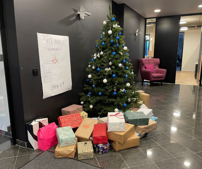 Operation Shoe-Box in businesses, schools and everywhere in Belgium :: Because everybody deserves a Christmas present