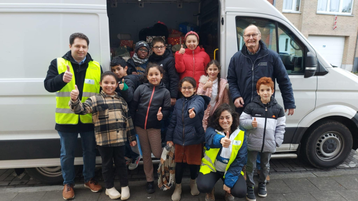 Operation Shoe-Box in businesses, schools and everywhere in Belgium :: Because everybody deserves a Christmas present