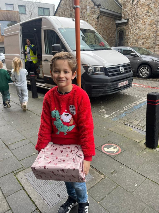 Operation Shoe-Box in businesses, schools and everywhere in Belgium :: Because everybody deserves a Christmas present